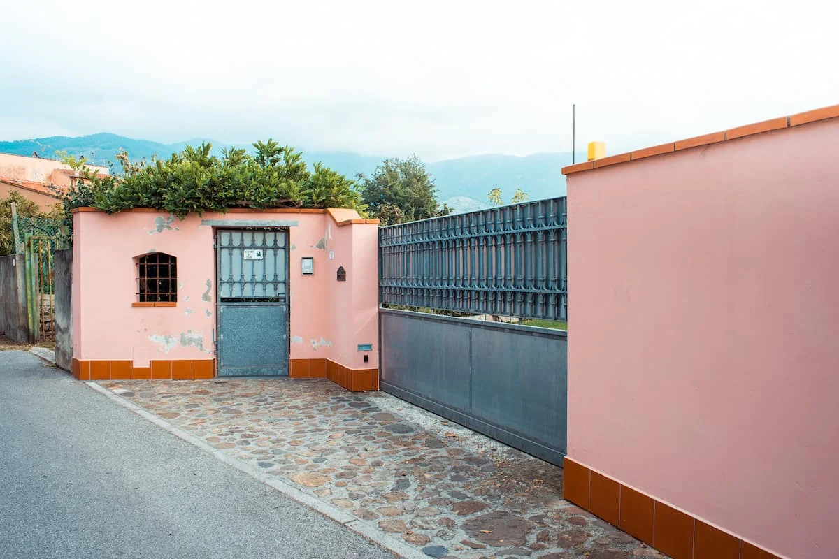 Residenziali o condominiali? Guida ai tipi di cancelli automatici
