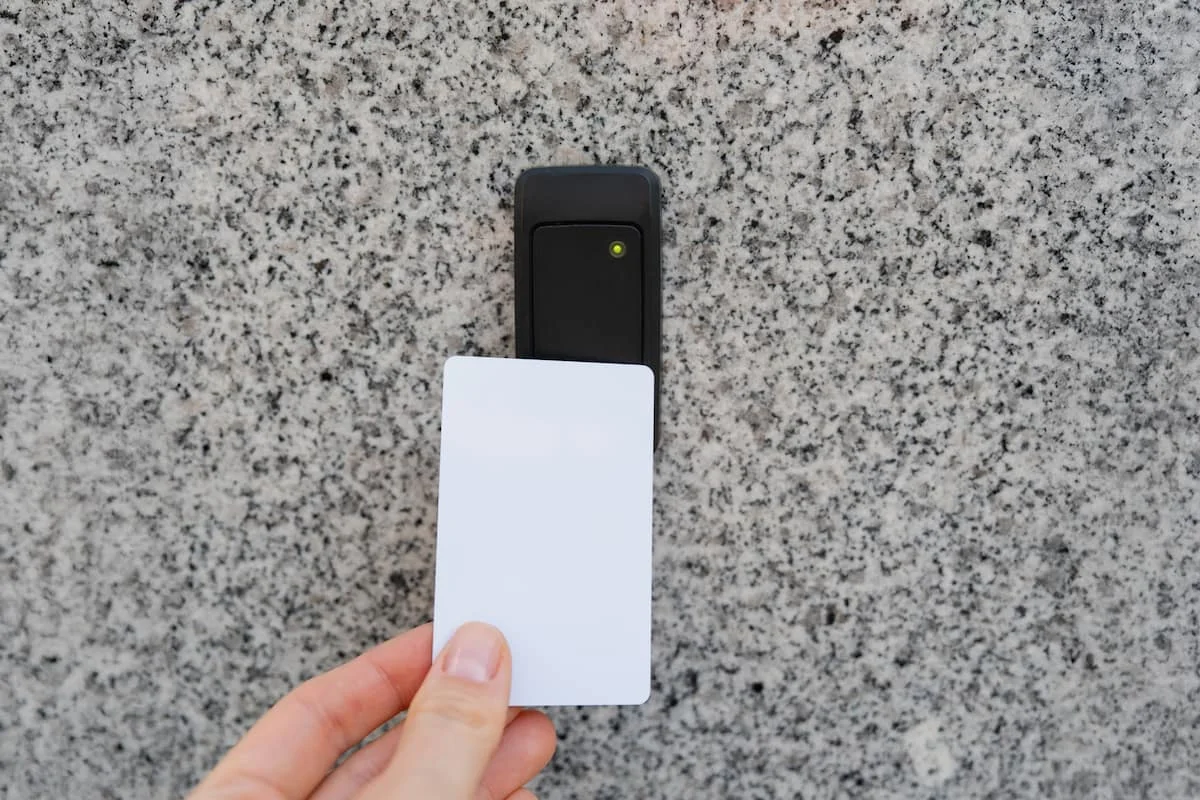 Tecnologia RFID: come funziona e come si applica ai sensori transponder